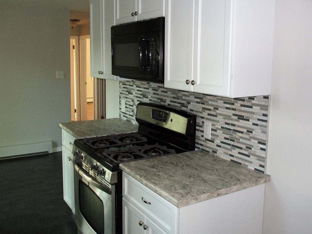 386 Stapleton Road Springfield, MA 01109 - Photo 4 of 16