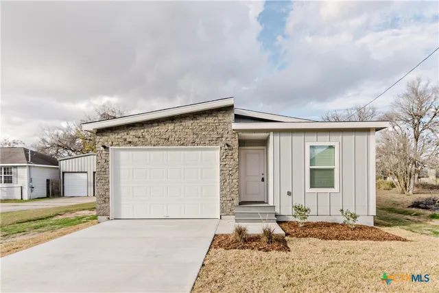 $240,000 | 404 Bridge Street, Cuero, TX 77954