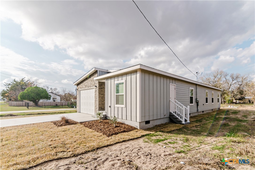 404 Bridge Street Cuero, TX 77954 - Photo 2 of 40 a backyard of a house