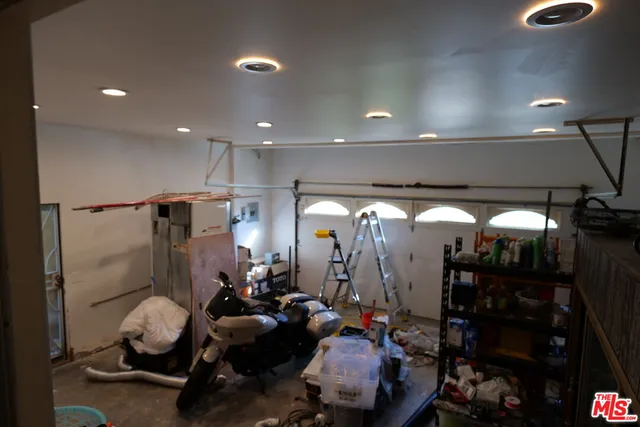 a table that has a lot of windows on it