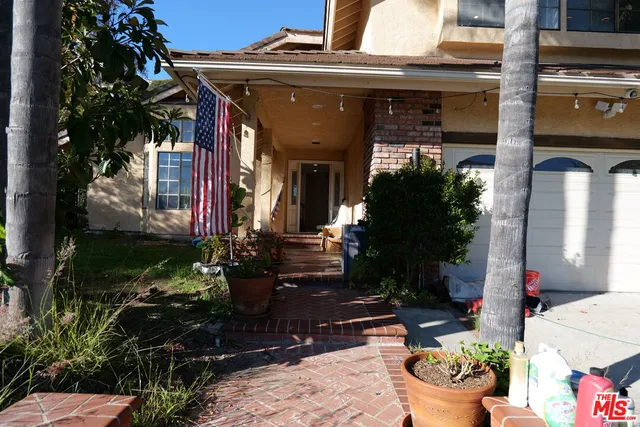 a view of entryway and hall