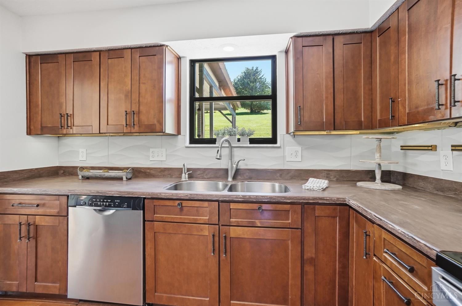 6340 Sheed Road Cincinnati, OH 45247 - Photo 14 of 60