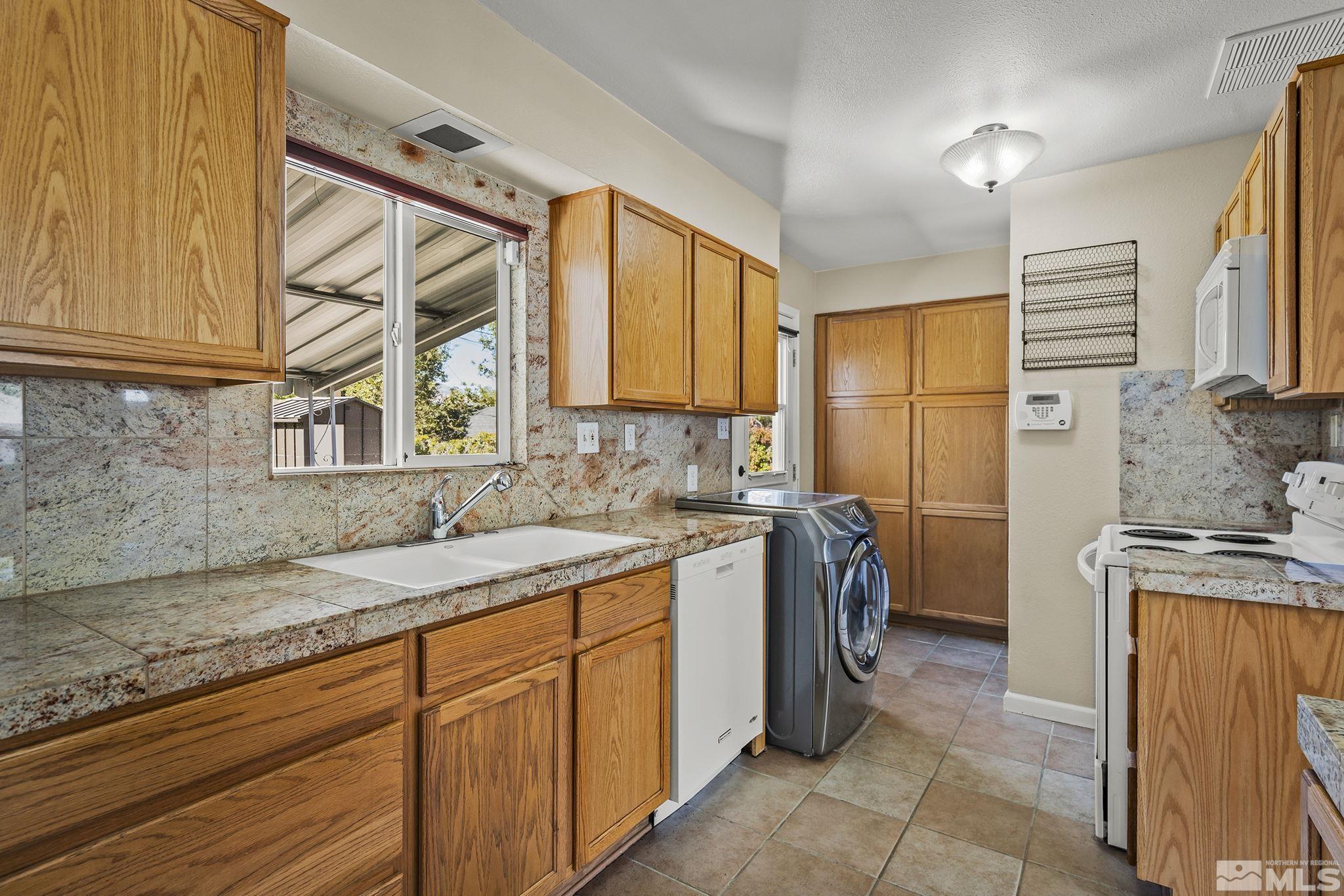961 Bates Avenue Reno, NV 89502 - Photo 8 of 18 Photo 8