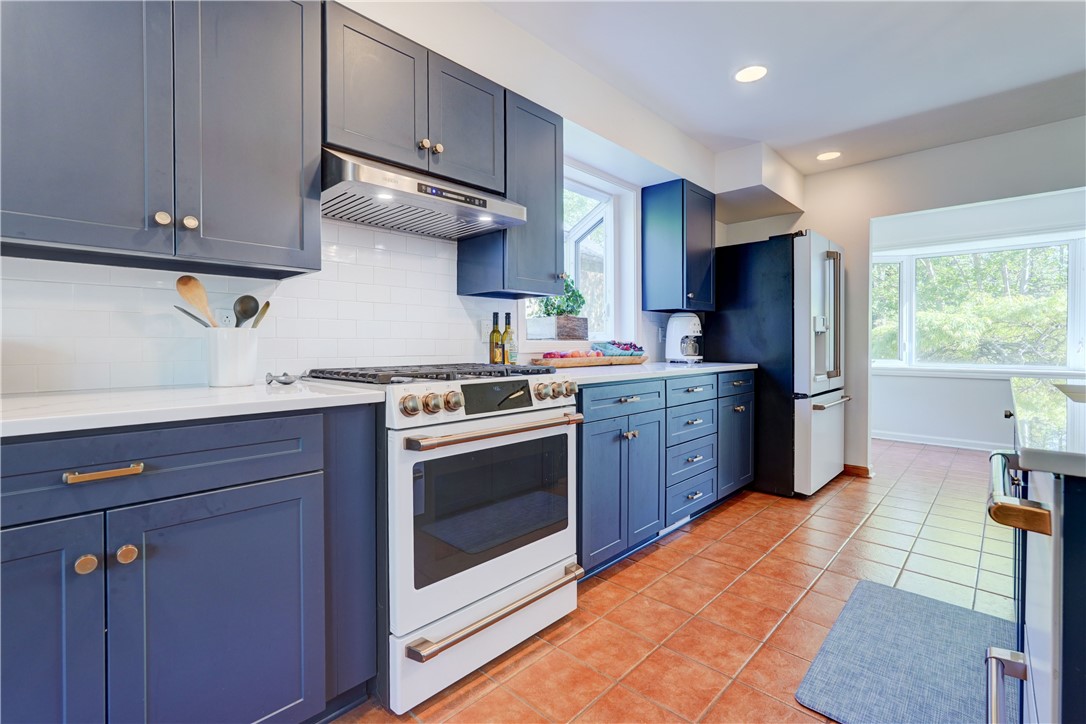 295 Fisher Road Pittsford, NY 14534 - Photo 11 of 50