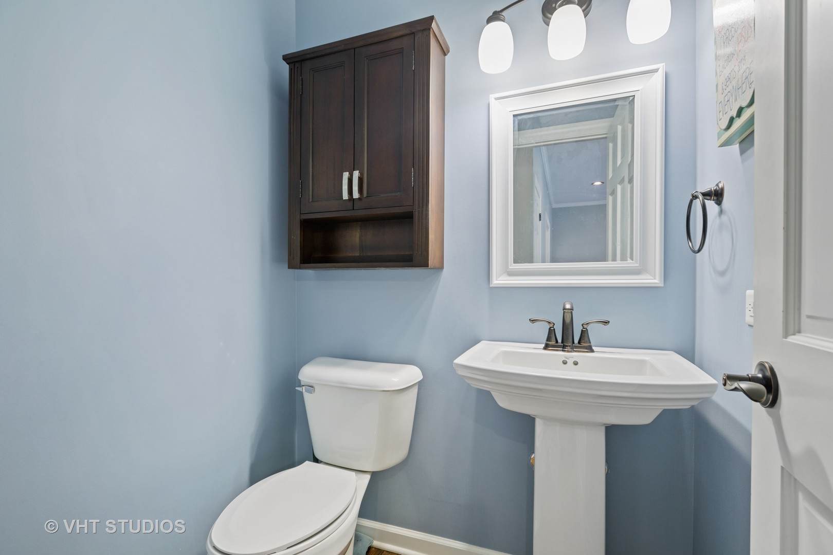 470 Long Hill Road Gurnee, IL 60031 - Photo 17 of 32 a bathroom with a toilet sink and mirror