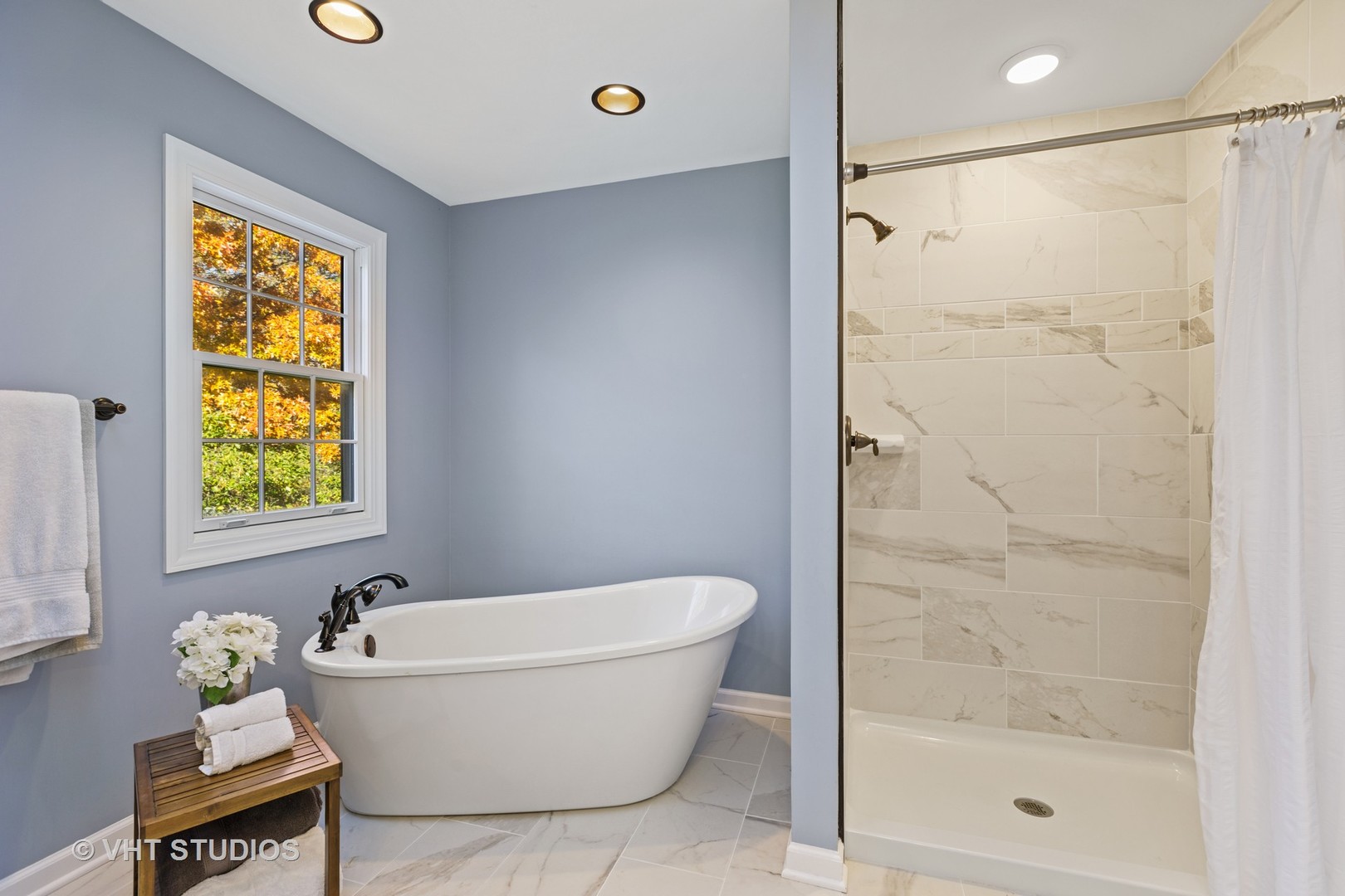 470 Long Hill Road Gurnee, IL 60031 - Photo 20 of 32 a bathroom with a bathtub and shower