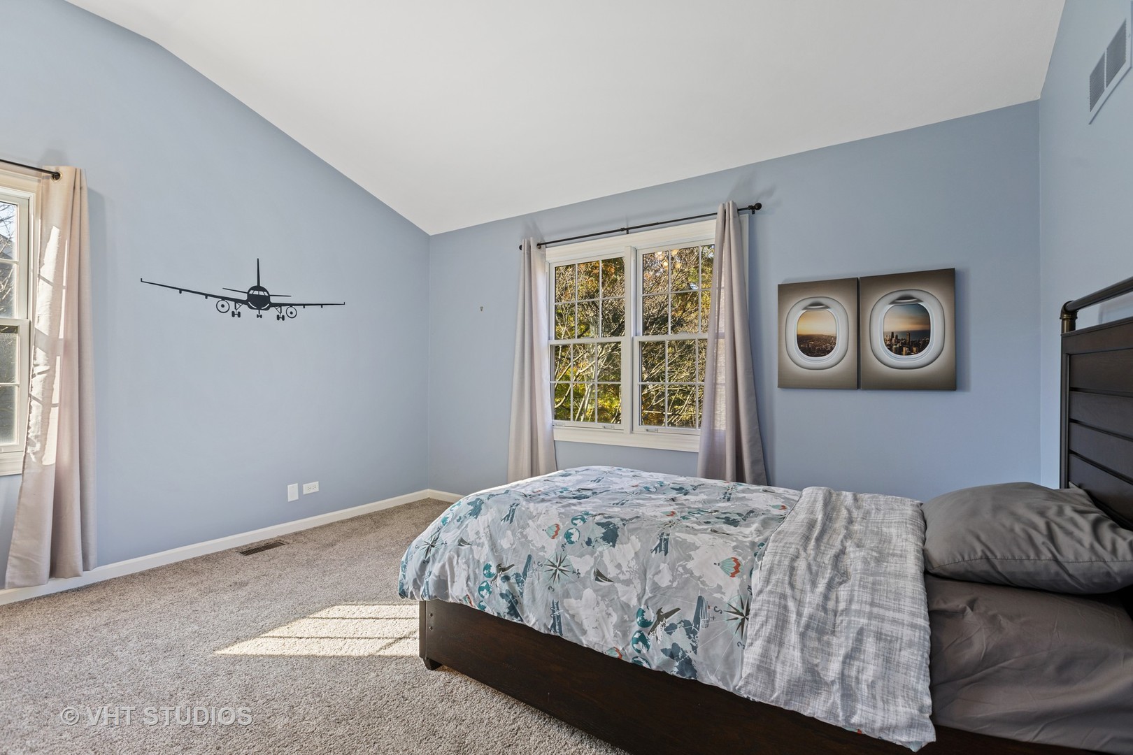 470 Long Hill Road Gurnee, IL 60031 - Photo 21 of 32 a bedroom with a large bed and a window