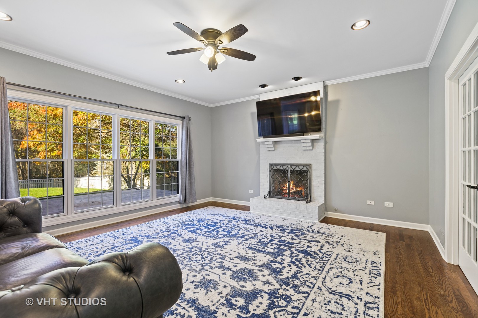 470 Long Hill Road Gurnee, IL 60031 - Photo 7 of 32 a living room with a large bed and a fireplace