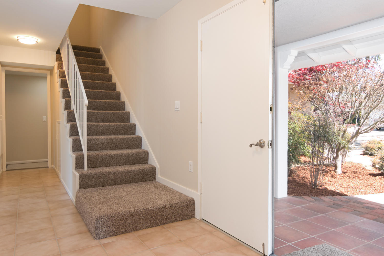 1375 Santa Monica Road Carpinteria, CA 93013 - Photo 3 of 24 Entry foyer