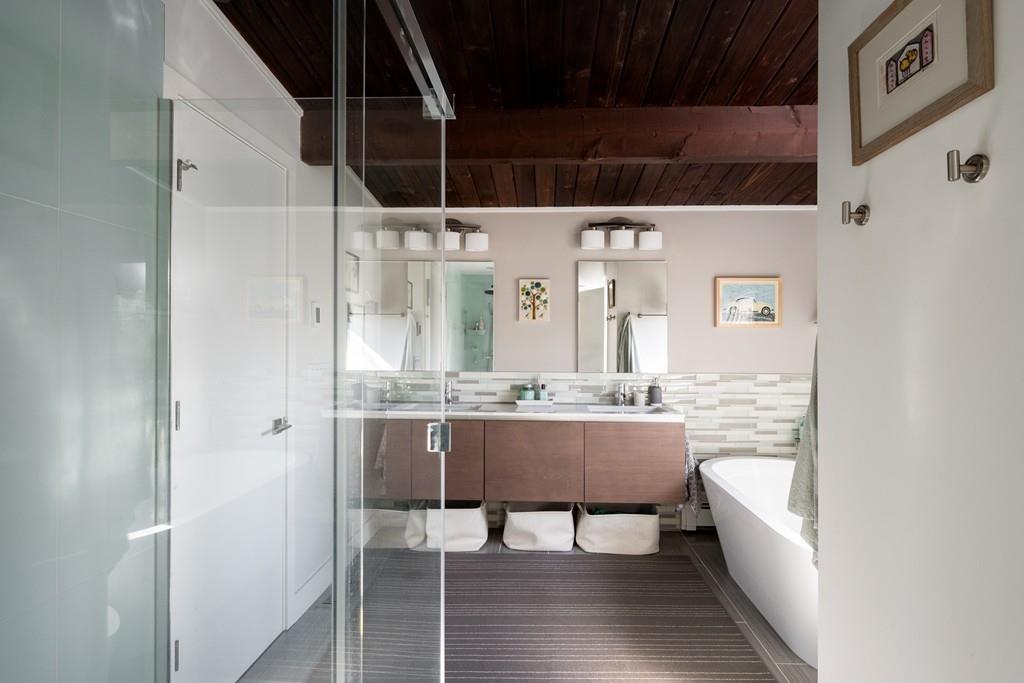 25 Rockwood Road Hingham, MA 02043 - Photo 16 of 34 a bathroom with a bathtub and a sink