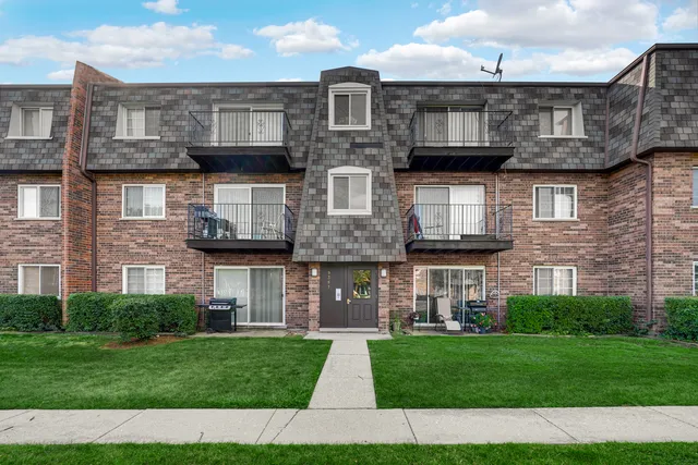 $215,000 | 9381 Bay Colony Drive, Unit 1N, Des Plaines, IL 60016
