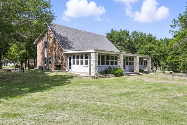 a view of a house with a yard