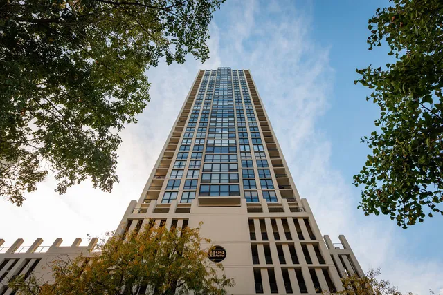 $439,500 | 1122 North Clark Street, Unit 1403, Chicago, IL 60610