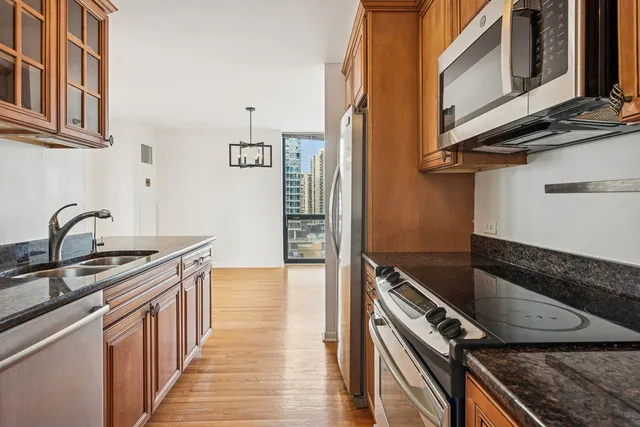 $439,500 | 1122 North Clark Street, Unit 1403, Chicago, IL 60610