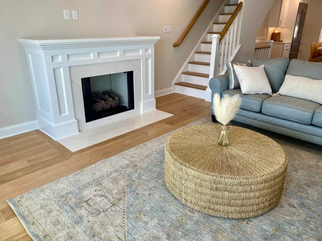 a view of a livingroom with furniture