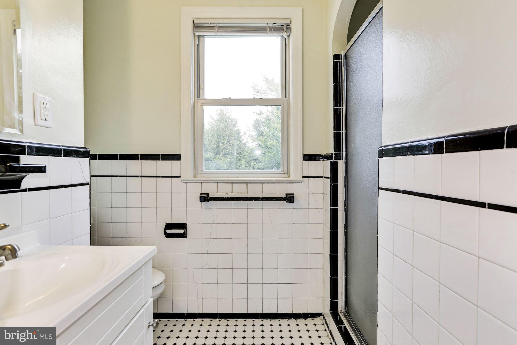 4425 River Road Northwest Washington, DC 20016 - Photo 11 of 23 Bath