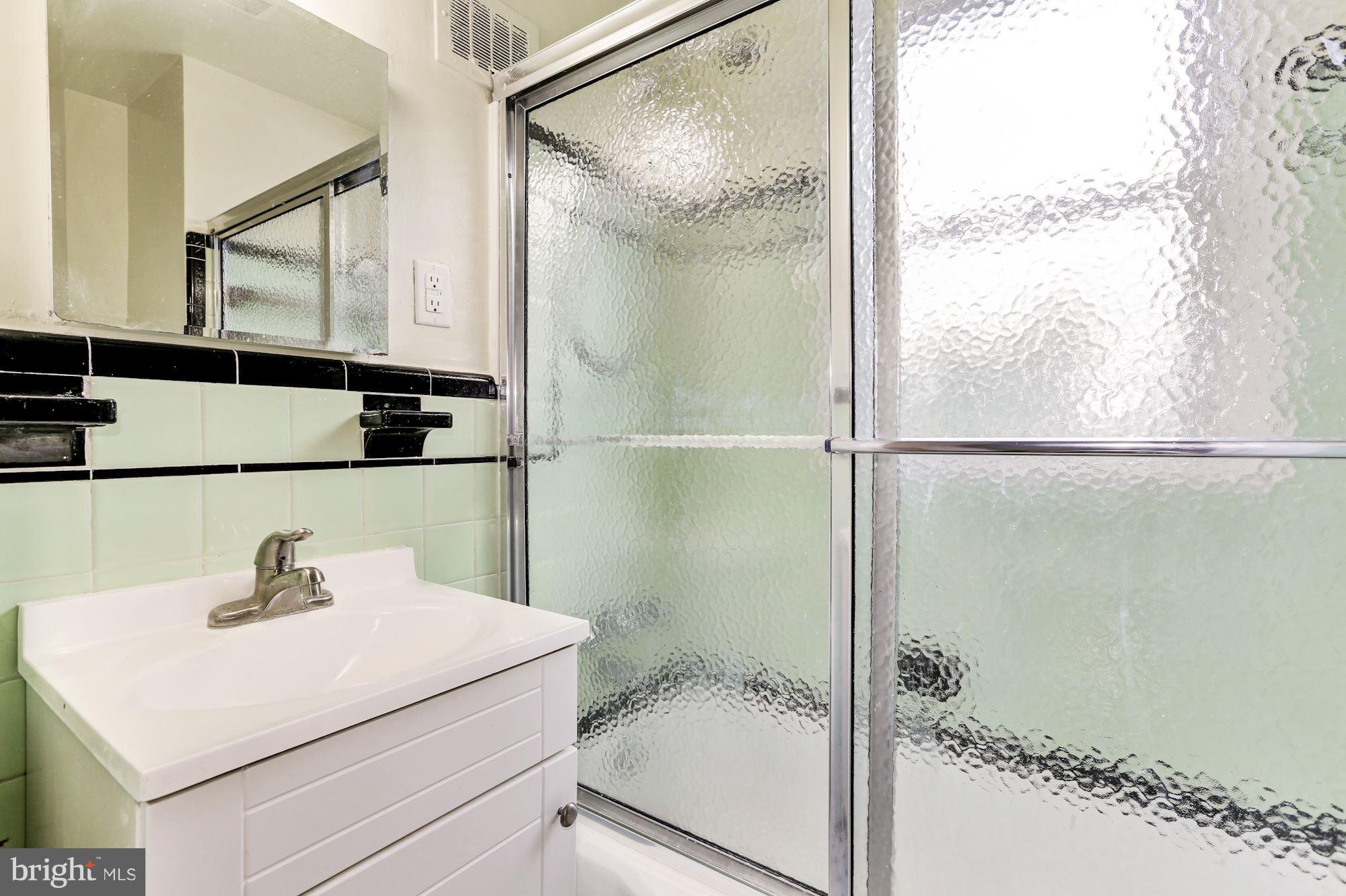 4425 River Road Northwest Washington, DC 20016 - Photo 15 of 23 Bath