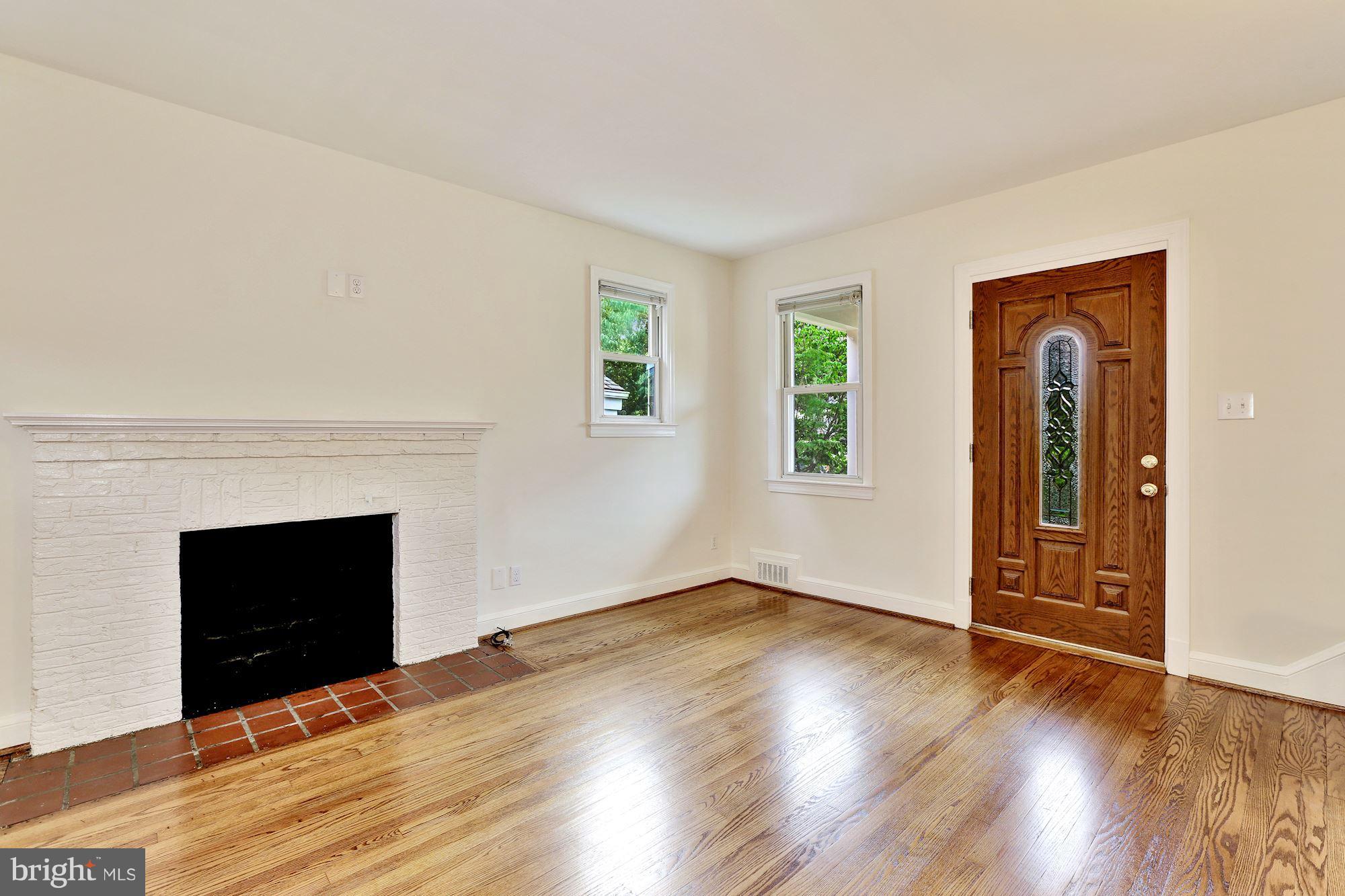 4425 River Road Northwest Washington, DC 20016 - Photo 3 of 23 Living Room