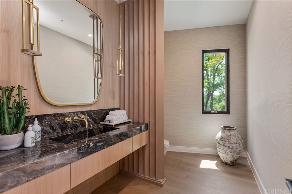 5757 Hoback Glen Road Hidden Hills, CA 91302 - Photo 20 of 47 a room with window and mirror