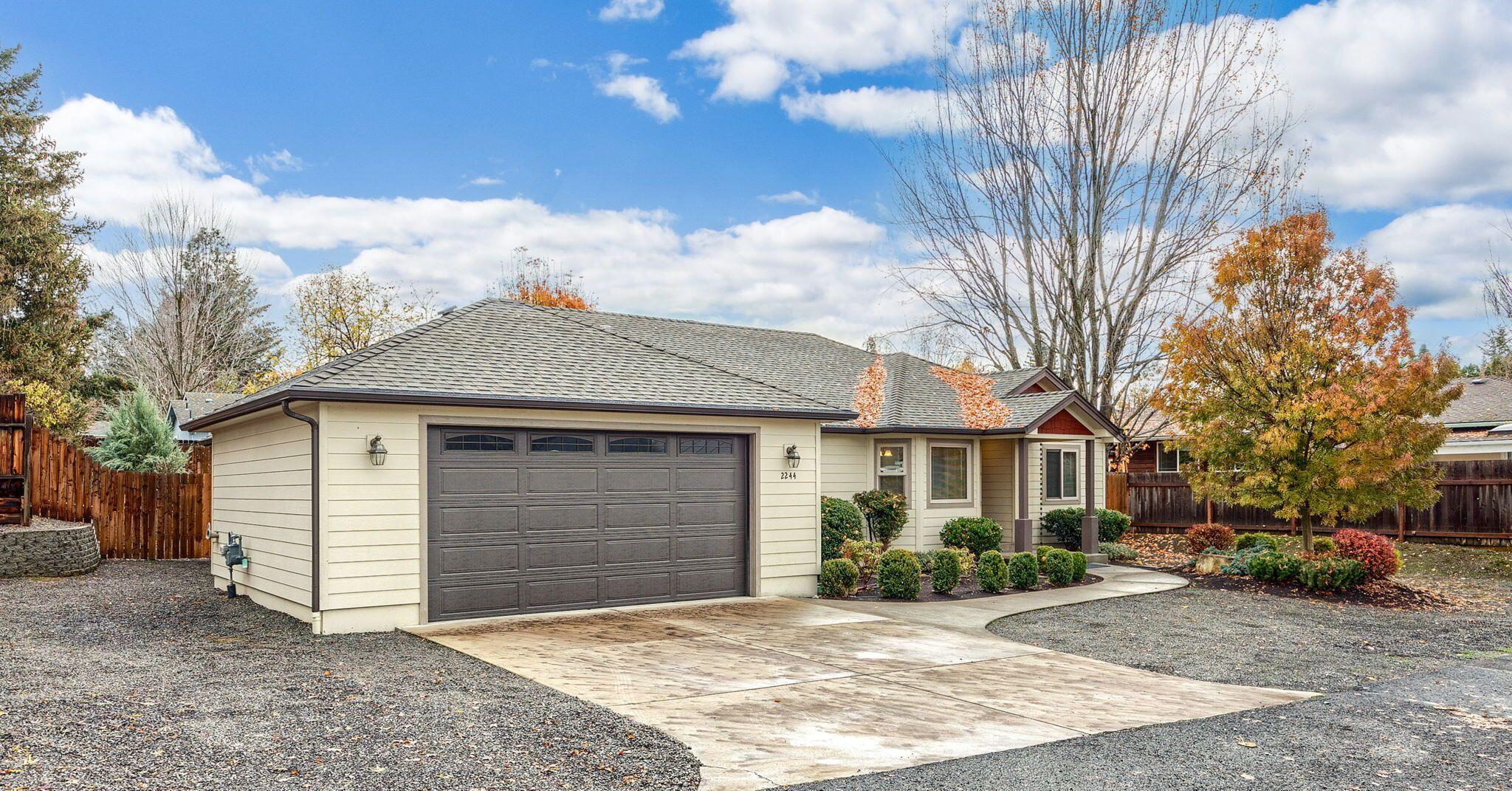 2244 Spring Street Medford, OR 97504 - Photo 6 of 43 6-Frontal (4)