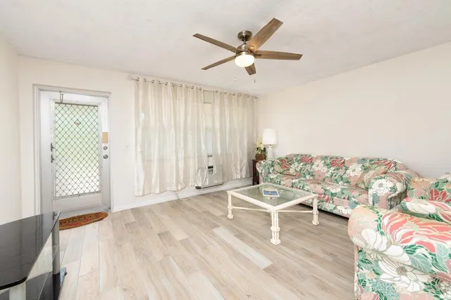 $1,150 | 99 Sussex East, Unit 99, West Palm Beach, FL 33417