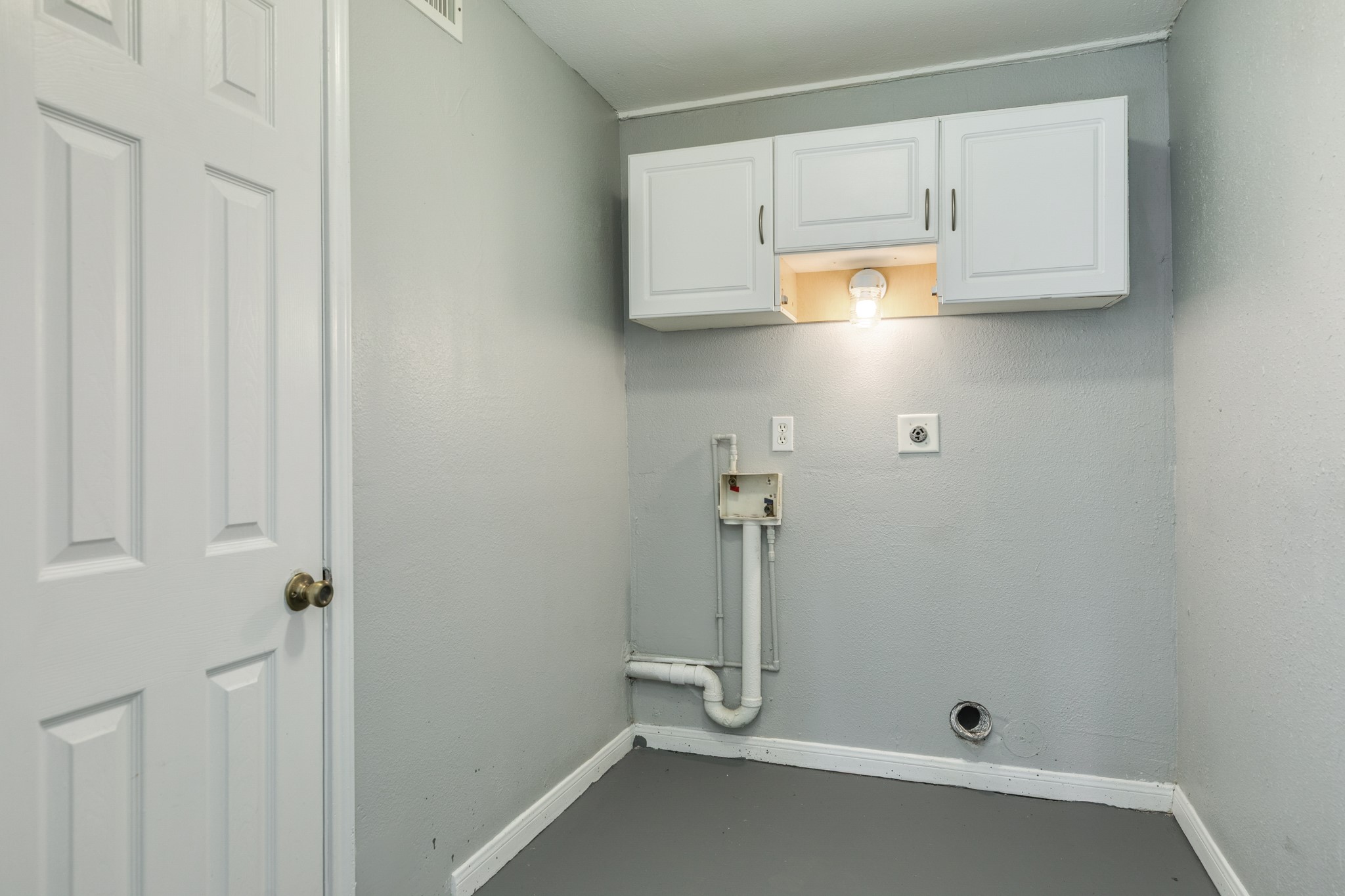 640 Whitten Street Clute, TX 77531 - Photo 13 of 34 Indoor Utility