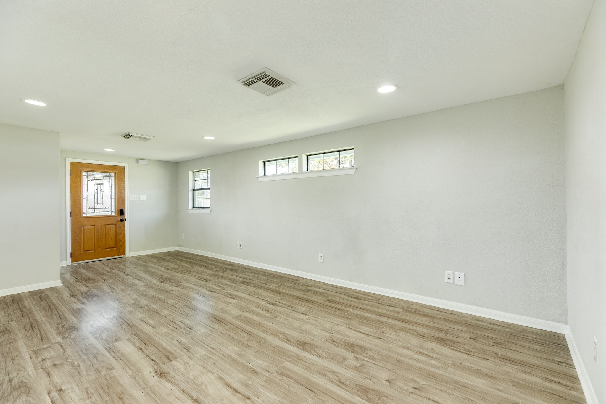 640 Whitten Street Clute, TX 77531 - Photo 4 of 34 New Flooring & Baseboards