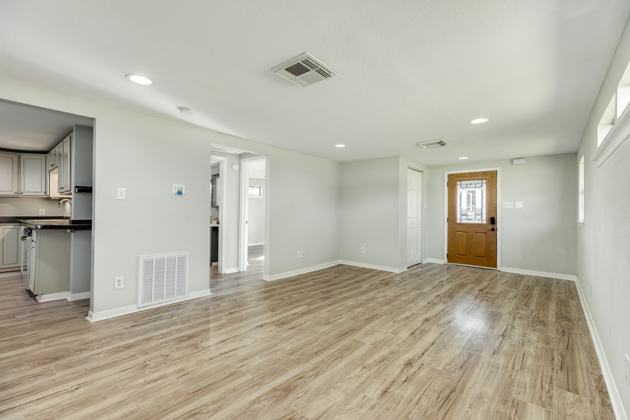 640 Whitten Street Clute, TX 77531 - Photo 5 of 34 Fresh paint