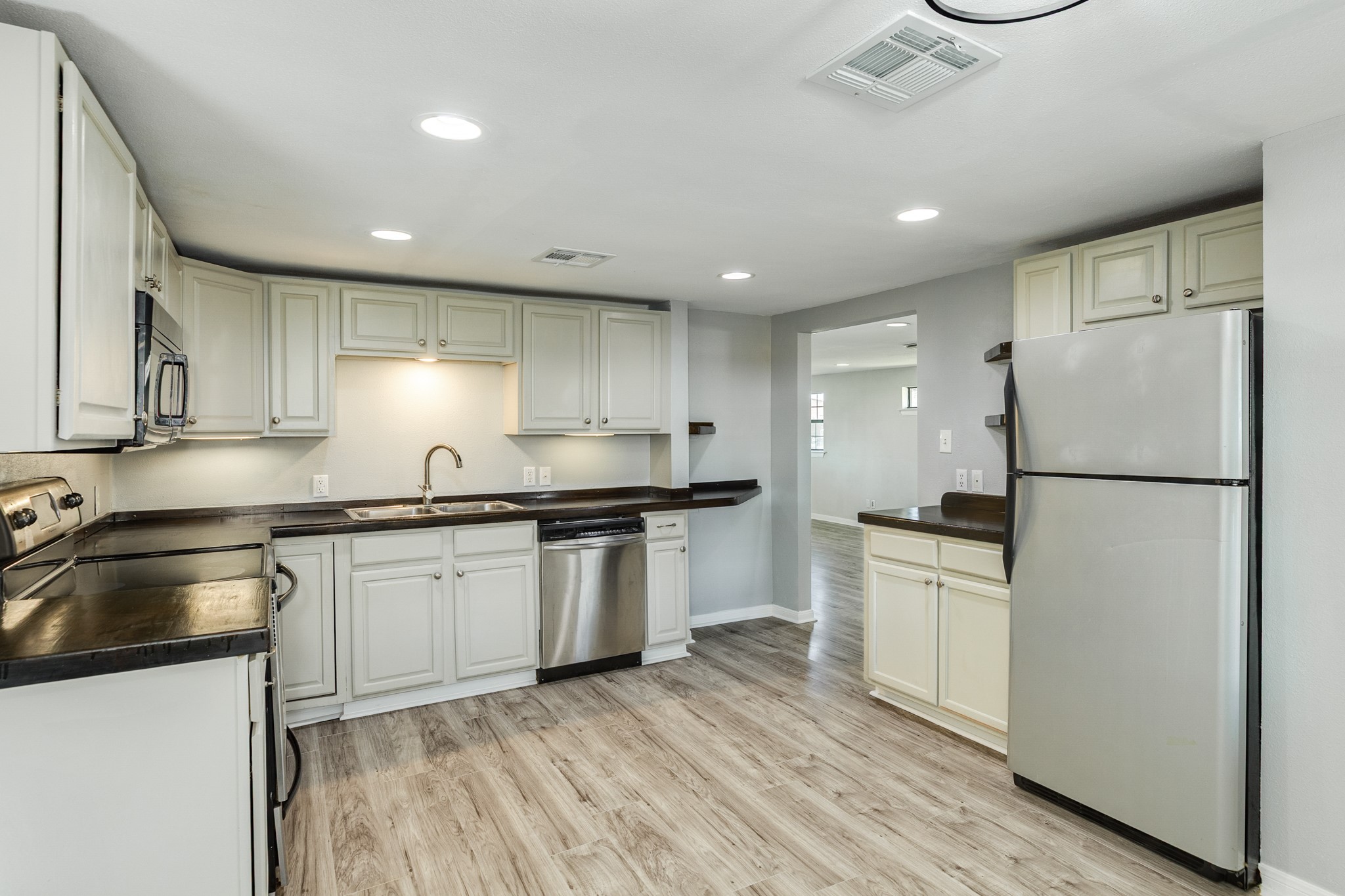 640 Whitten Street Clute, TX 77531 - Photo 7 of 34 Beautiful Kitchen