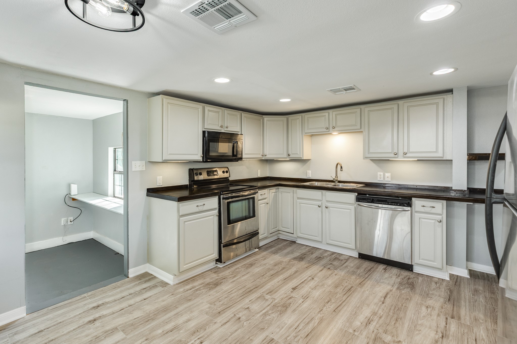 640 Whitten Street Clute, TX 77531 - Photo 8 of 34 Includes Stainless Steel Appliances