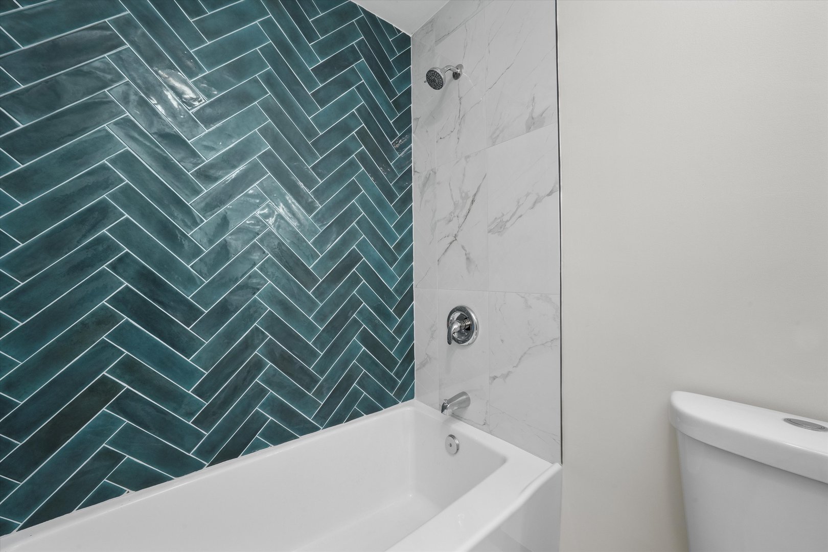 8040 Geneva Street Woodridge, IL 60517 - Photo 15 of 32 a bathroom with a bathtub