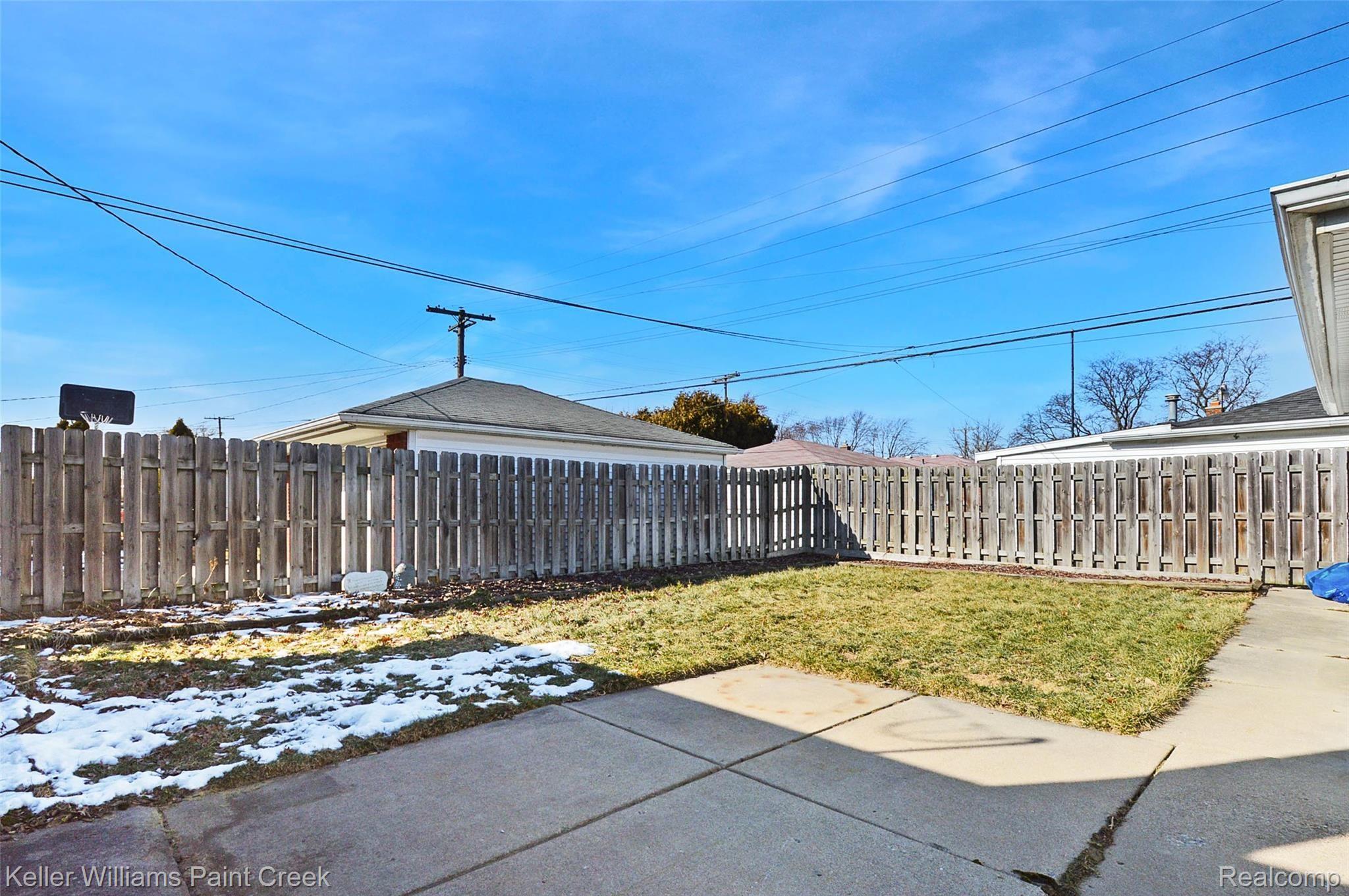 19331 Stephens Road Eastpointe, MI 48021 - Photo 5 of 26 DSC_0157.jpg