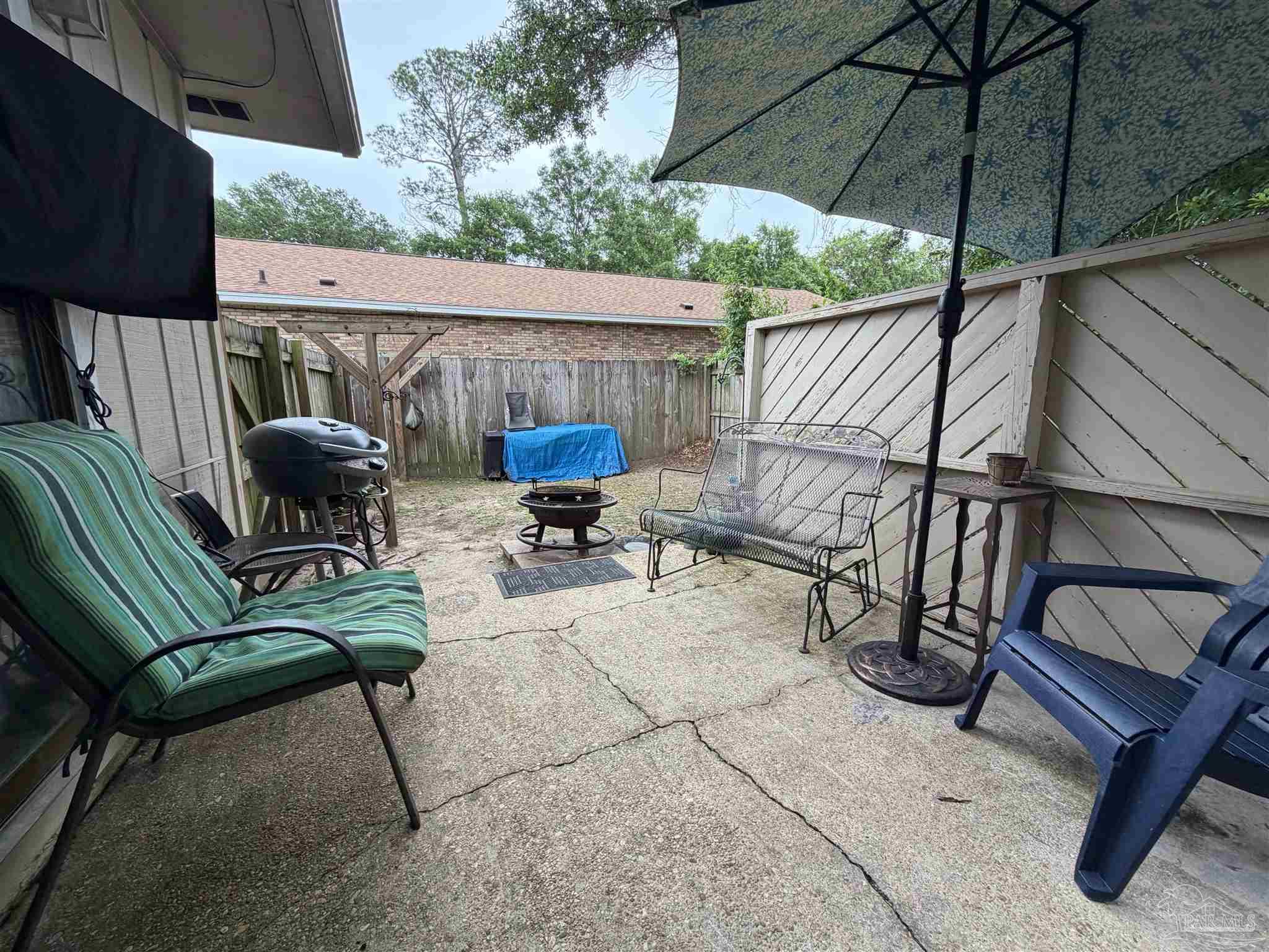 130 East 9 Mile Road Pensacola, FL 32534 - Photo 19 of 25 a backyard of a house with table and chairs