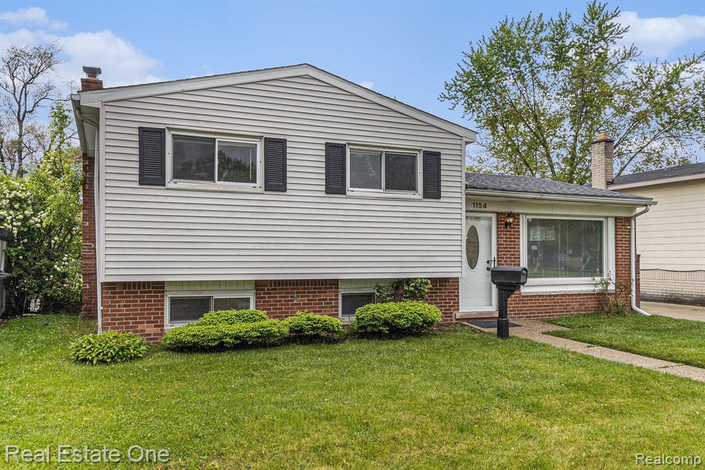 1154 South Henry Ruff Road Westland, MI 48186 - Photo 4 of 36