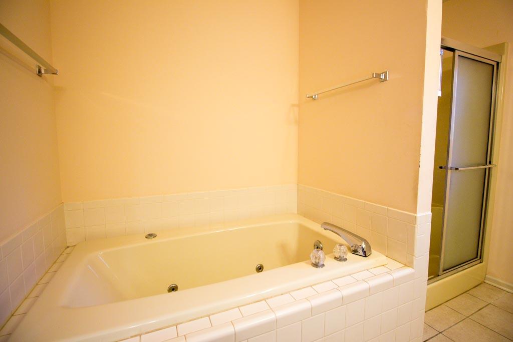 122 Mockingbird Lane Oak Ridge, TN 37830 - Photo 24 of 36 Whirpool Tub in Master
