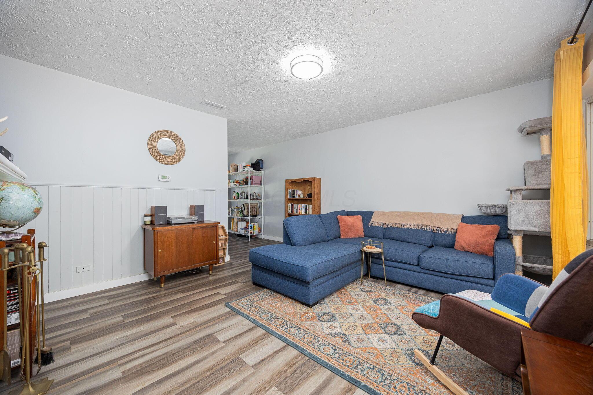 3291 Faycrest Road Columbus, OH 43232 - Photo 6 of 25 Living Room