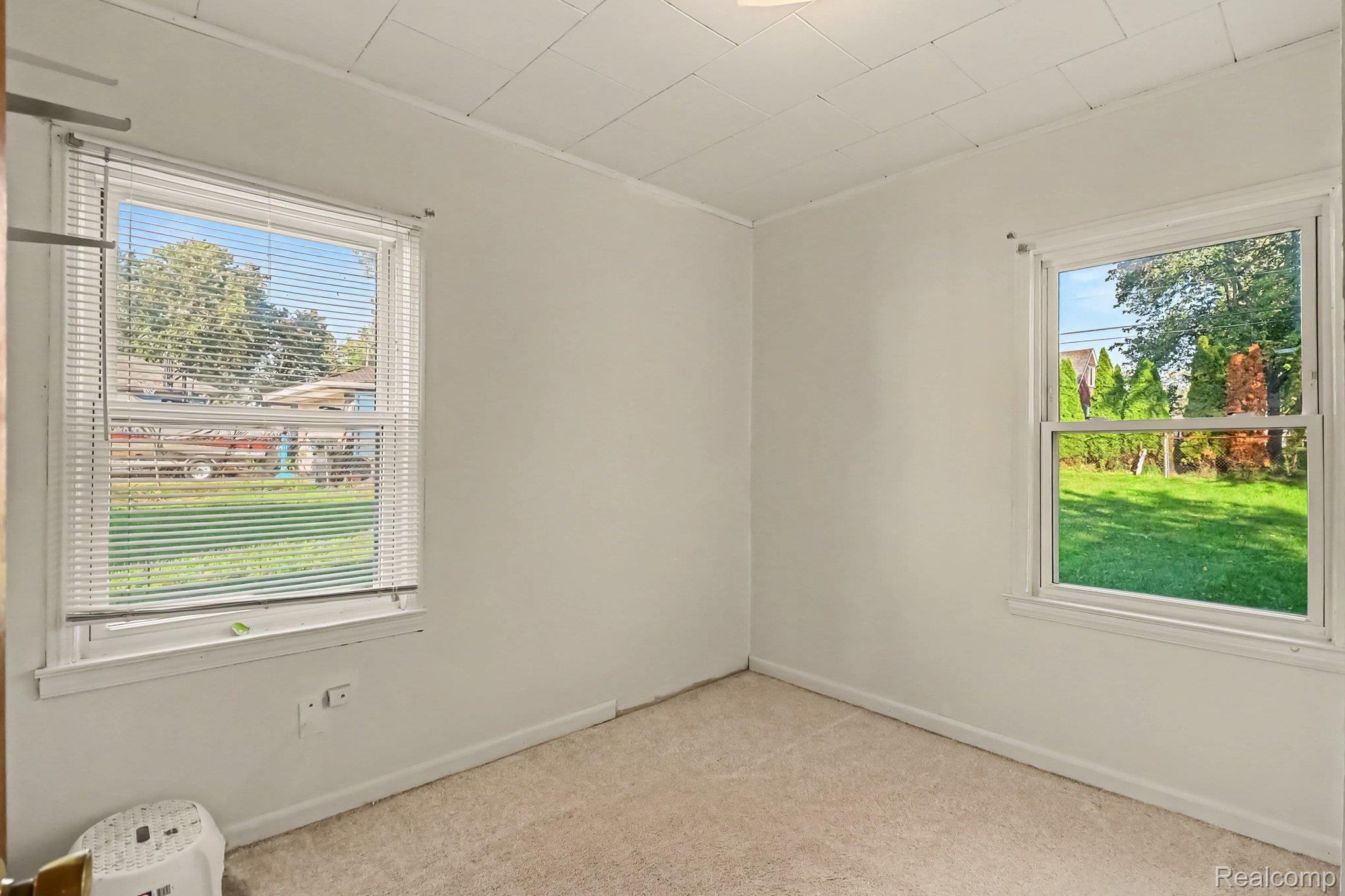32694 Ruehle Avenue Warren, MI 48093 - Photo 10 of 15 Neutral wall finishes