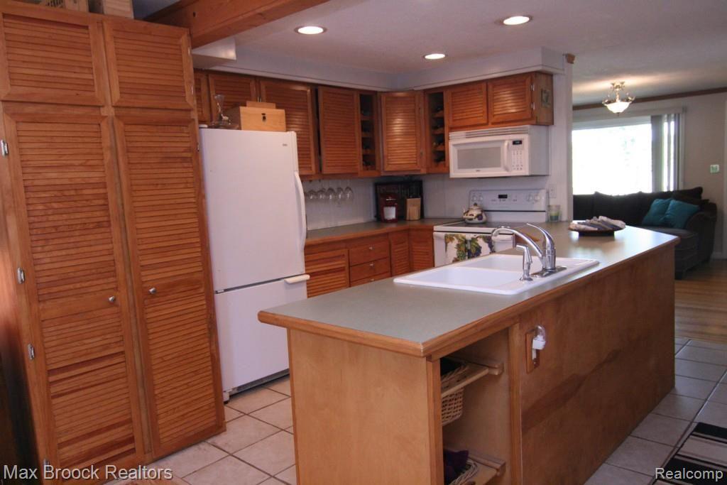 5572 Pine Knob Road Clarkston, MI 48346 - Photo 3 of 39 Country Kitchen