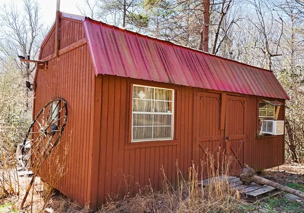 a view of a house with backyard