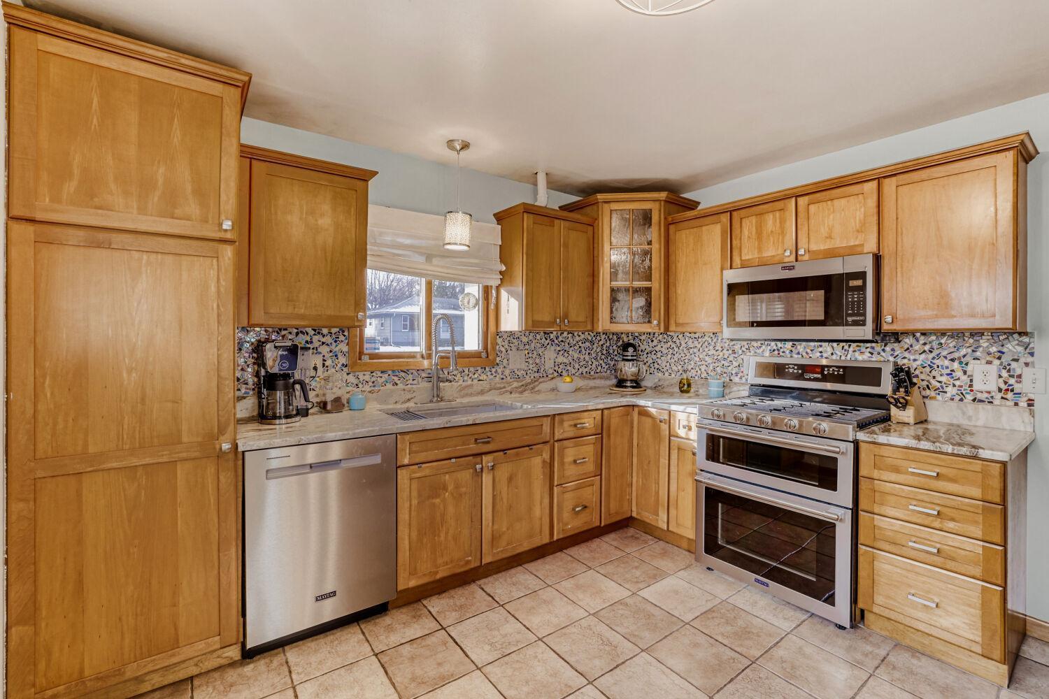 565 Hugo Street Northeast Fridley, MN 55432 - Photo 10 of 29