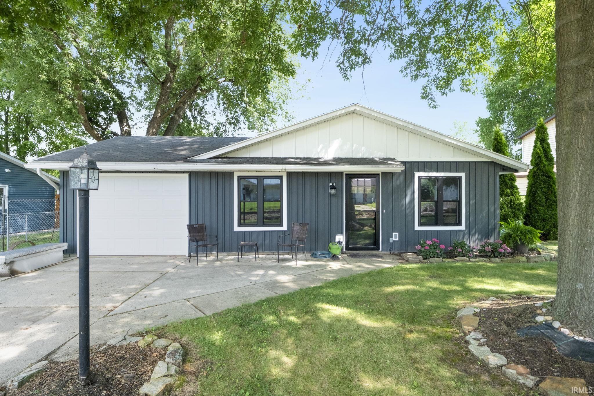 1426 Rabbit Run Huntertown, IN 46748 - Photo 2 of 34