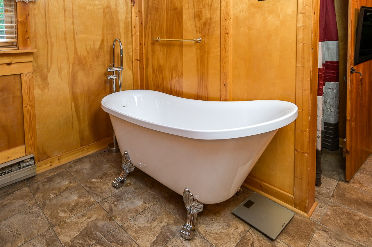 855 Hickory Drive Pulaski, TN 38478 - Photo 22 of 57 a view of a bathtub in a bathroom