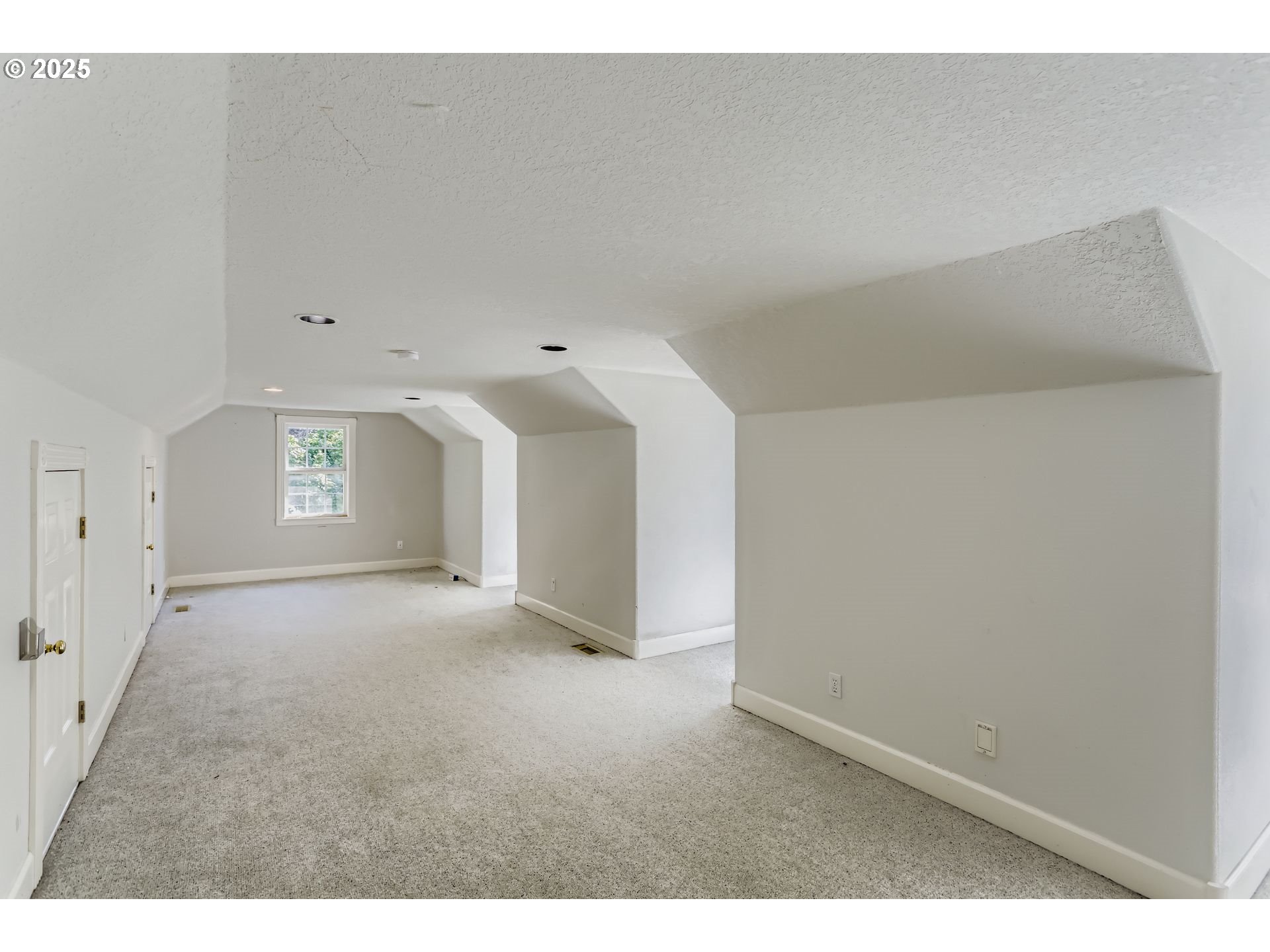 11939 Southwest Walker Road Beaverton, OR 97005 - Photo 22 of 31 Gallery Image 22