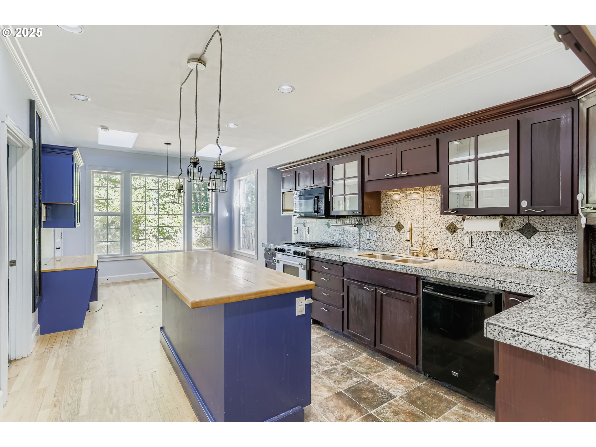 11939 Southwest Walker Road Beaverton, OR 97005 - Photo 7 of 31 Gallery Image 7