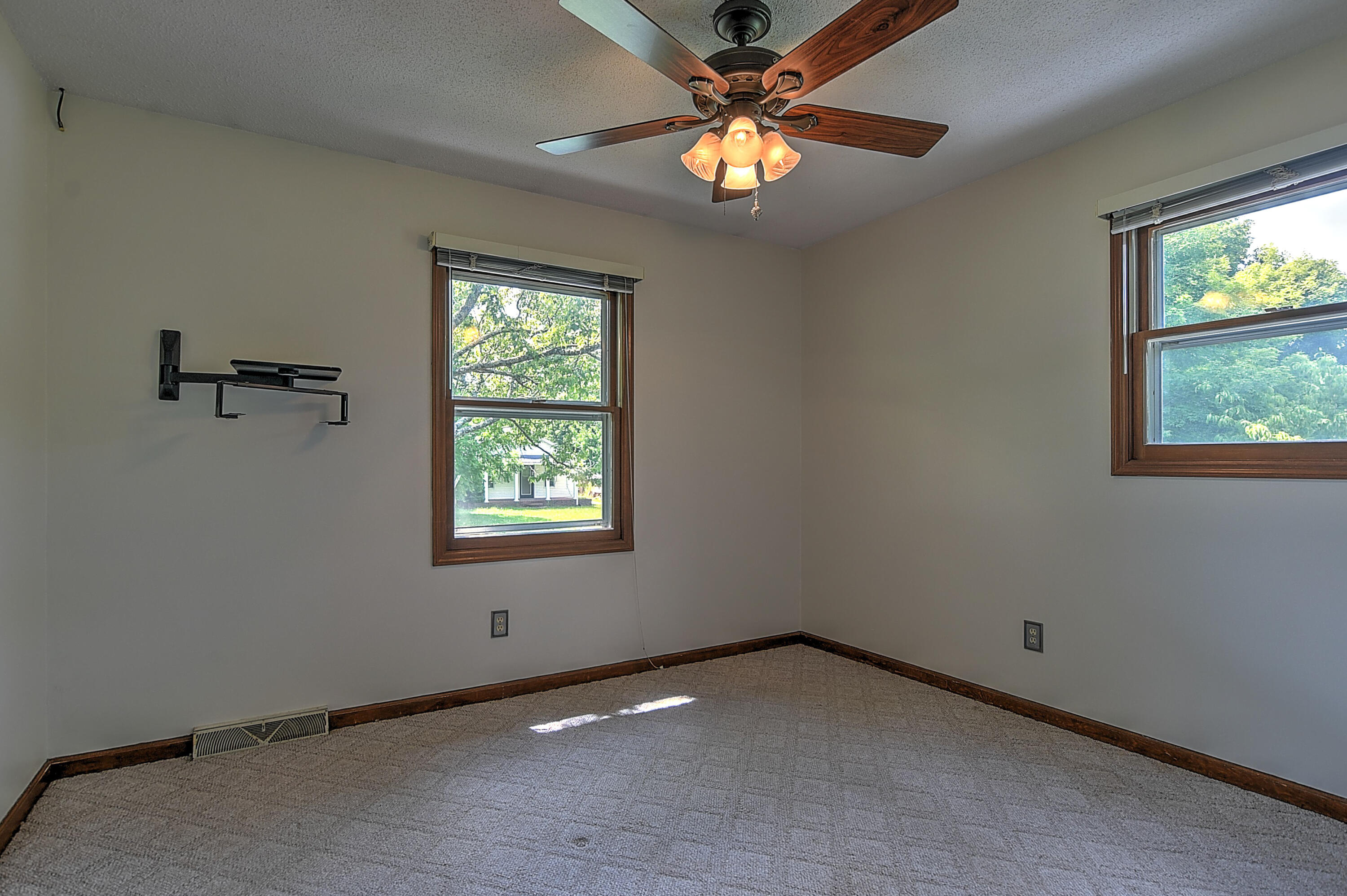 328 Lynn Road Johnson City, TN 37604 - Photo 11 of 28 328 Lynn Rd-13