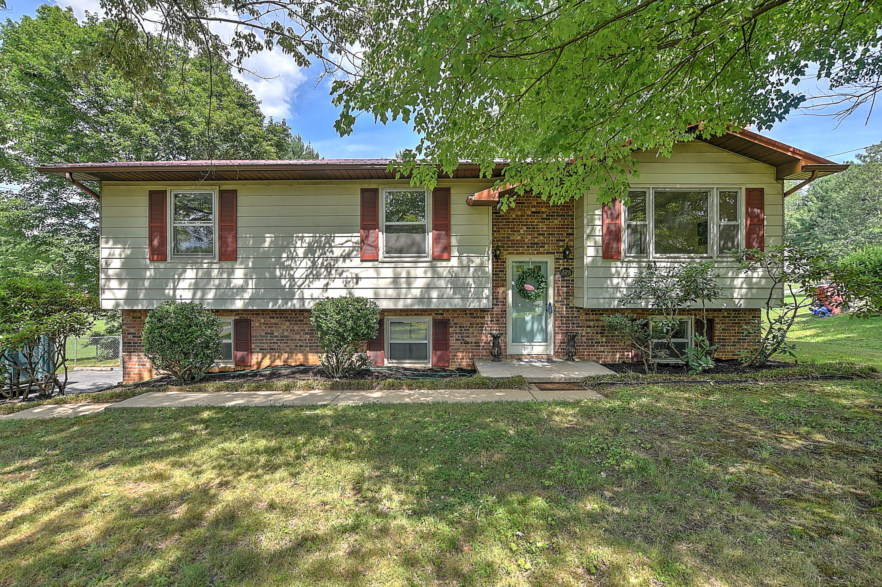 328 Lynn Road Johnson City, TN 37604 - Photo 2 of 28 328 Lynn Rd-2