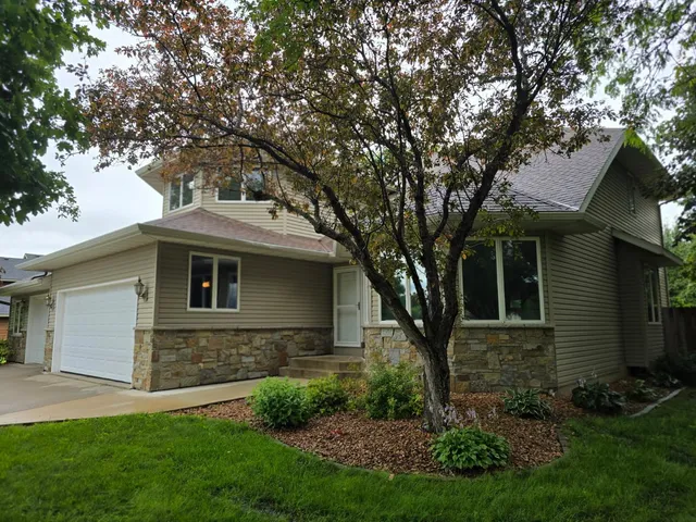 $425,000 | 1702 15th Street Southwest, Willmar, MN 56201