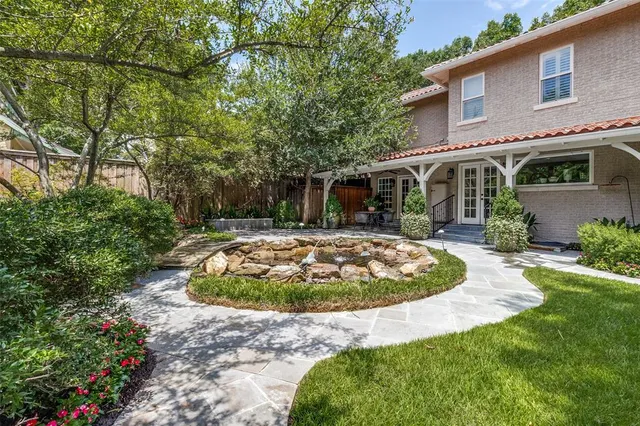 a view of a house with backyard and tree