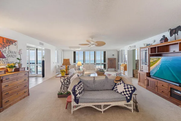 $1,050,000 | 5380 North Ocean Drive, Unit 6D, Singer Island, FL 33404