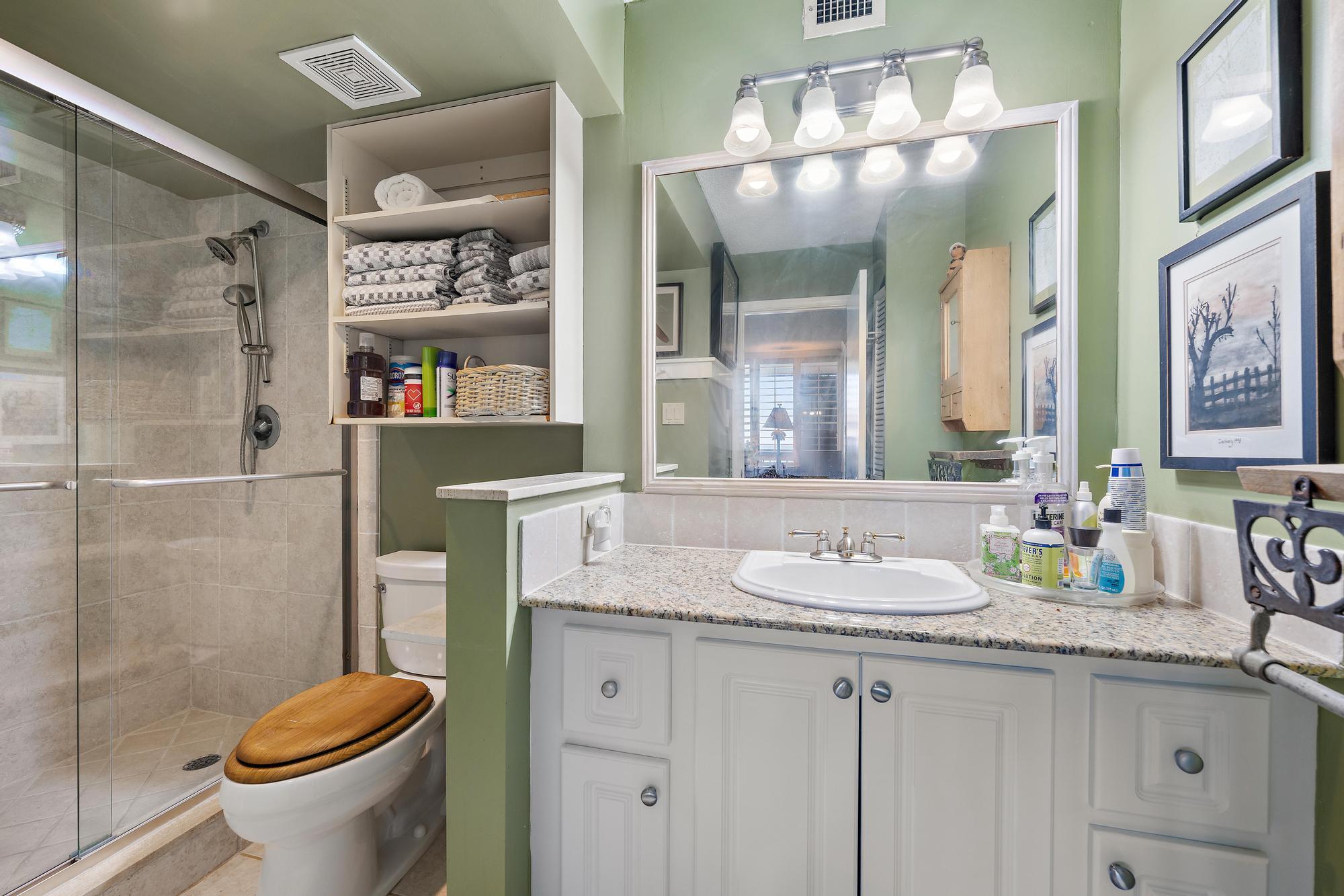 5380 North Ocean Drive, Unit 6D Singer Island, FL 33404 - Photo 22 of 41 Guest Bath